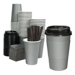 Paquete de 60 tazas de café de 16 oz con tapas, fundas y pajitas para mezclar