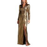 Vestido metalizado drapeado con cuello en V de Tadashi Shoji