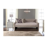 Hasta 80% de descuento en muebles
