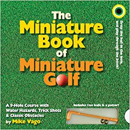 El libro en miniatura del golf en miniatura