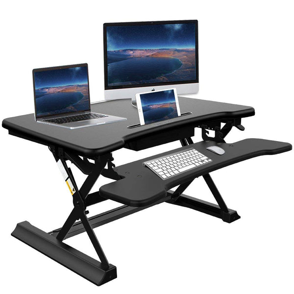 Escritorio con soporte para dos monitores y bandeja para teclado