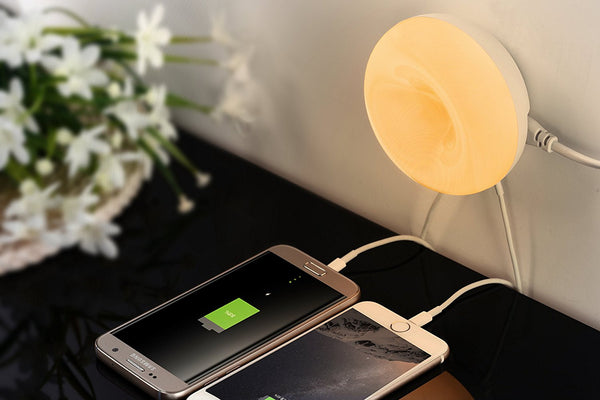 Luz nocturna LED con 2 puertos de carga USB