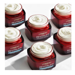 Obtenga una muestra gratuita de la crema hidratante antienvejecimiento Triple Power de L'Oreal Paris